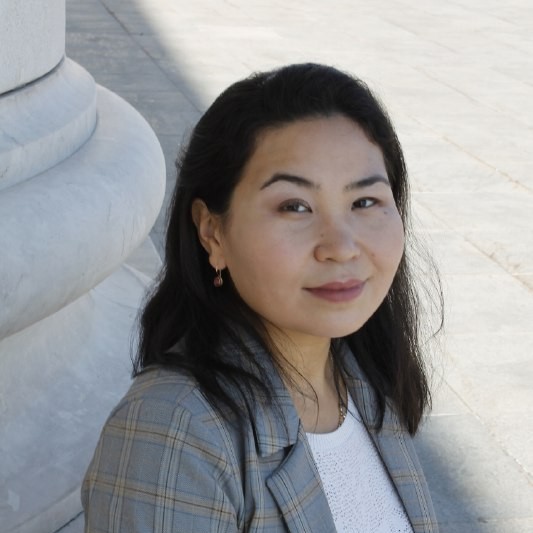 Специалист по аналитике компетенций за рабочим столом, ноутбук и документы