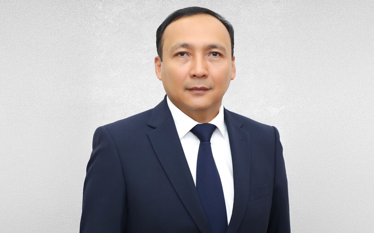 Методолог за столом с блокнотом и схемой процесса без текста, деловая атмосфера