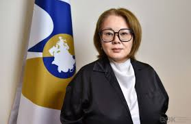 Координатор проекта в современном офисе, аккуратные материалы и ноутбук, мягкий свет